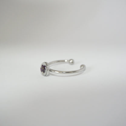 Anillo ajustable panalillo morado fondo blanco