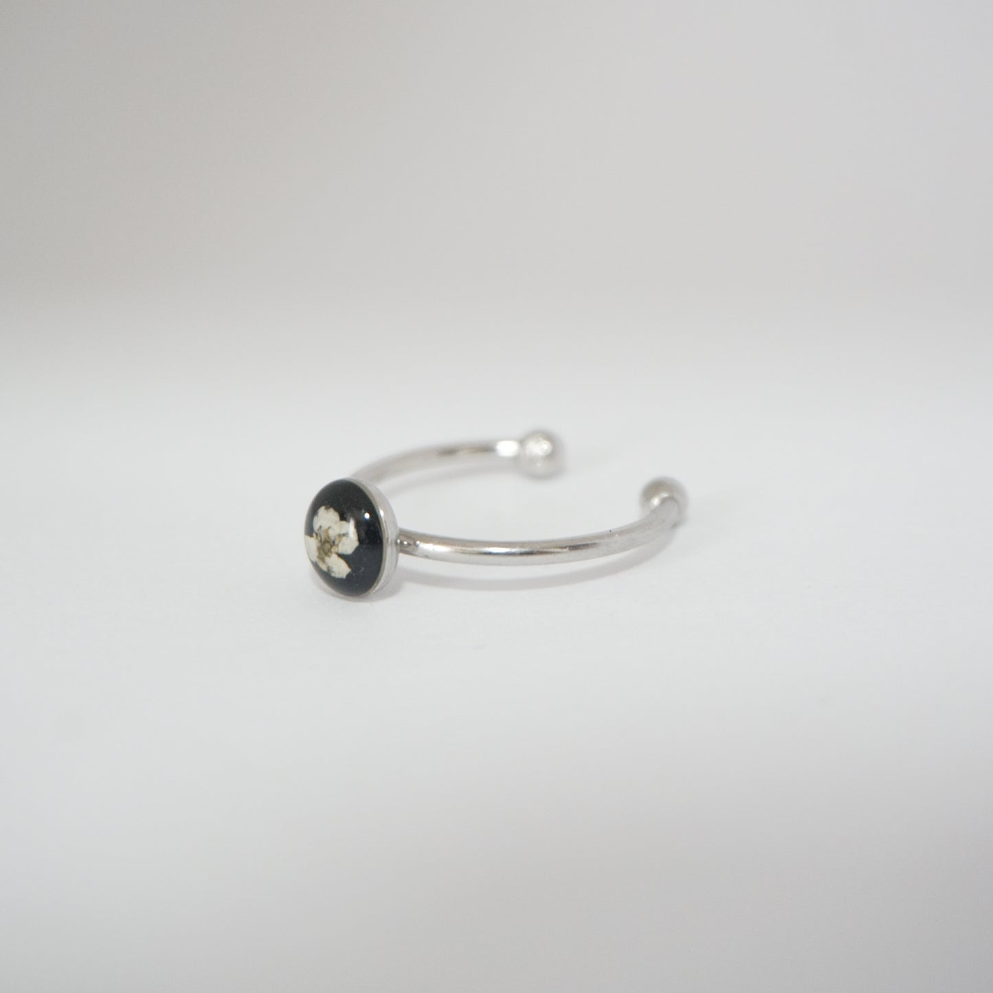 Anillo ajustable panalillo blanco fondo negro