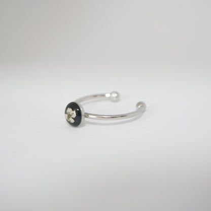 Anillo ajustable panalillo blanco fondo negro