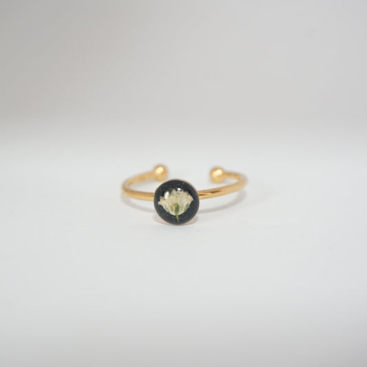 Anillo ajustable gypsophila fondo negro
