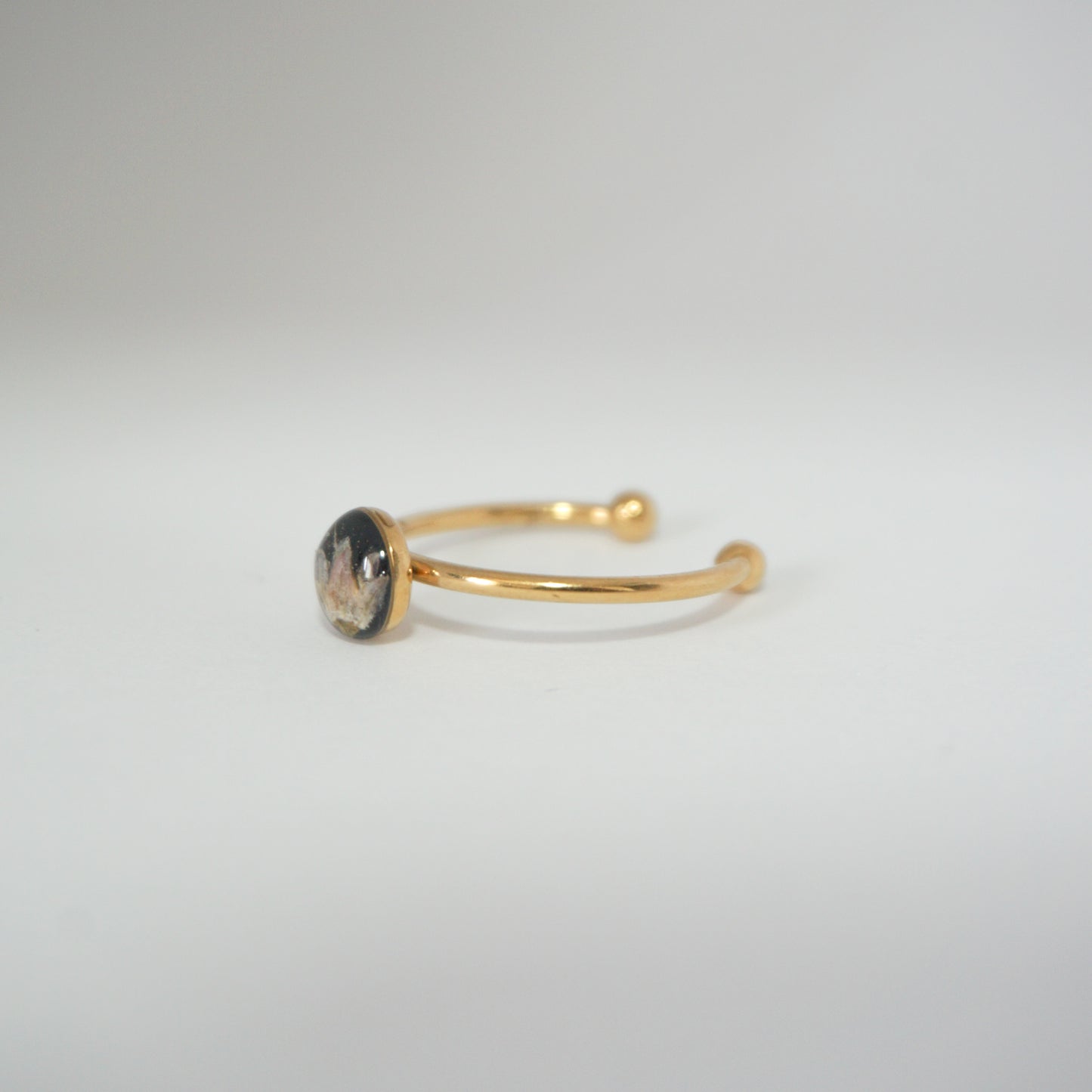 Anillo ajustable allium fondo negro