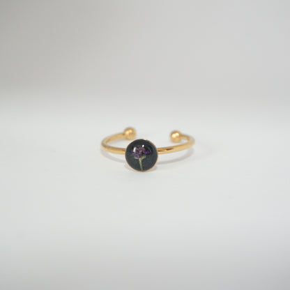 Anillo ajustable panalillo morado fondo negro