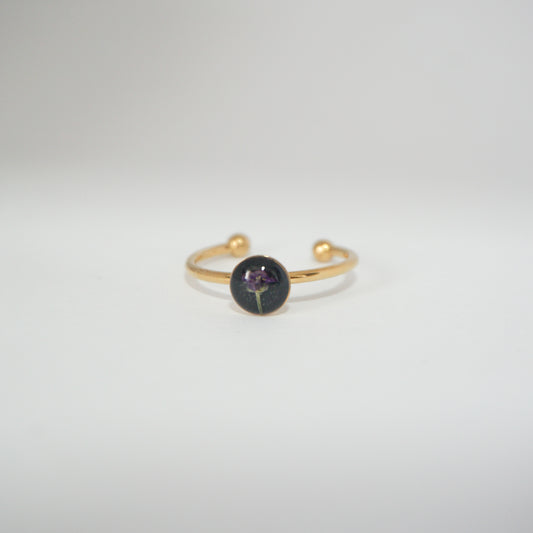 Anillo ajustable panalillo morado fondo negro
