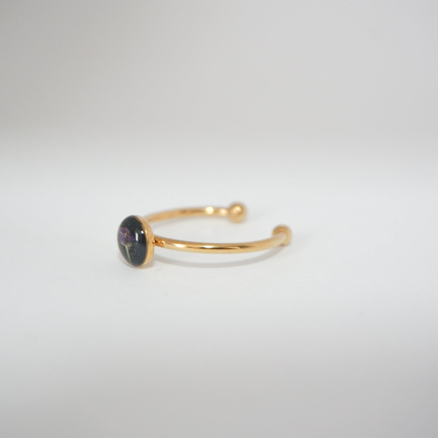 Anillo ajustable panalillo morado fondo negro