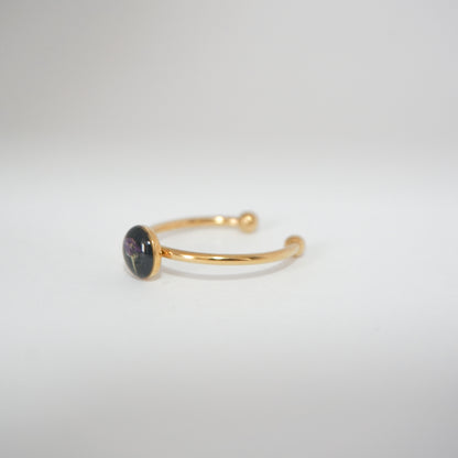 Anillo ajustable panalillo morado fondo negro