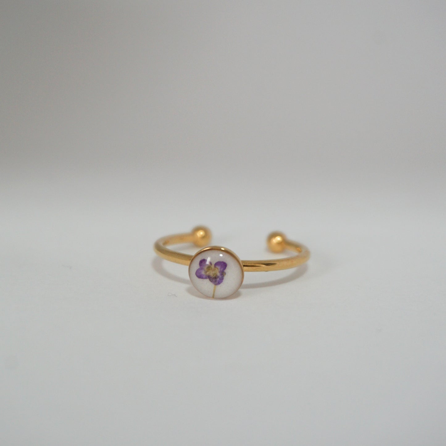 Anillo ajustable panalillo lila fondo blanco