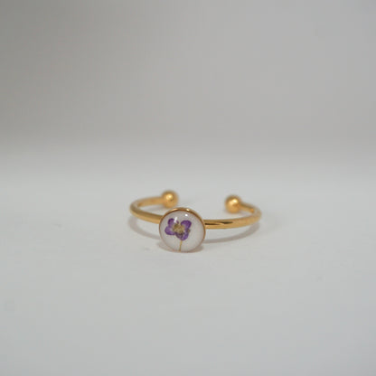 Anillo ajustable panalillo lila fondo blanco