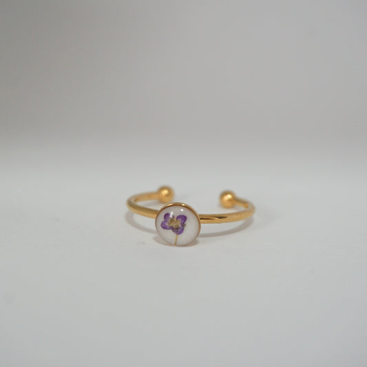 Anillo ajustable panalillo lila fondo blanco