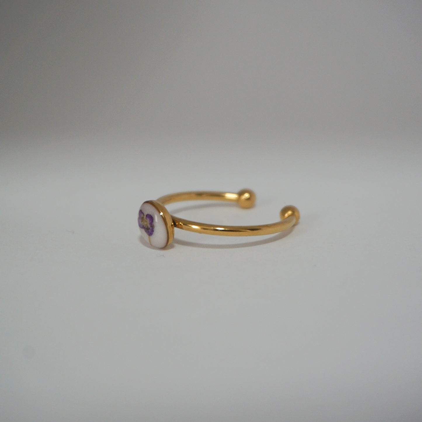 Anillo ajustable panalillo lila fondo blanco