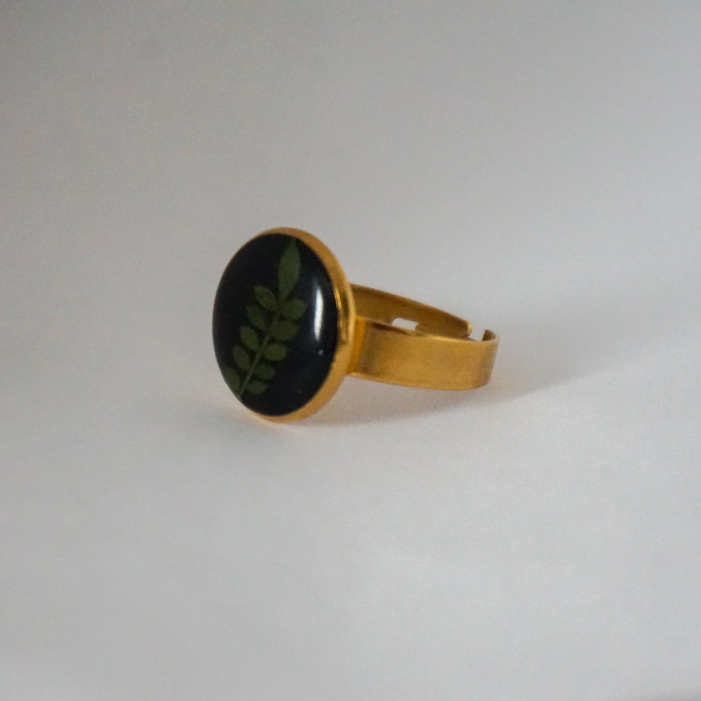 Anillo ajustable jacaranda fondo negro