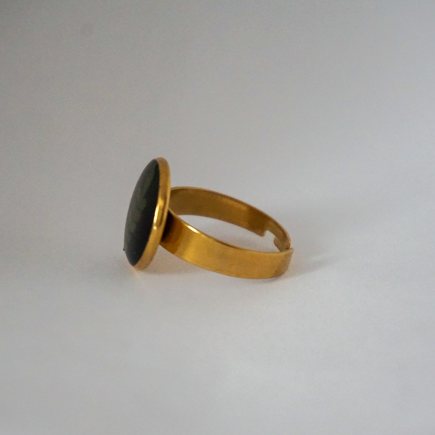 Anillo ajustable trueno de venus fondo blanco
