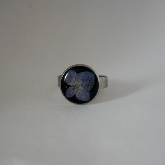 Anillo ajustable hortensia fondo negro