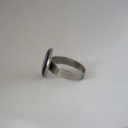 Anillo ajustable flor del cilantro fondo negro