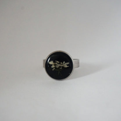 Anillo ajustable flor del cilantro fondo negro