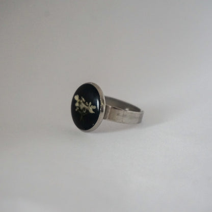 Anillo ajustable flor del cilantro fondo negro