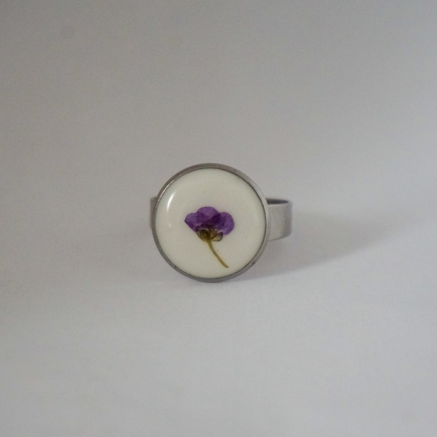 Anillo ajustable panalillo morado fondo blanco