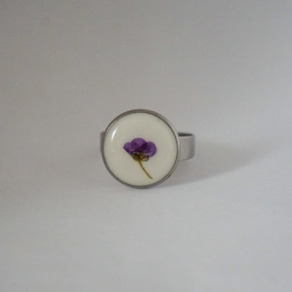 Anillo ajustable panalillo morado fondo blanco