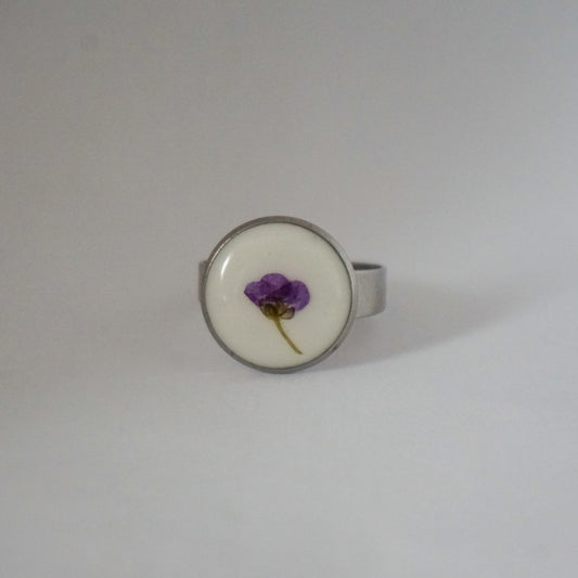 Anillo ajustable panalillo morado fondo blanco