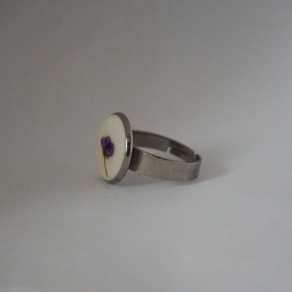 Anillo ajustable panalillo morado fondo blanco