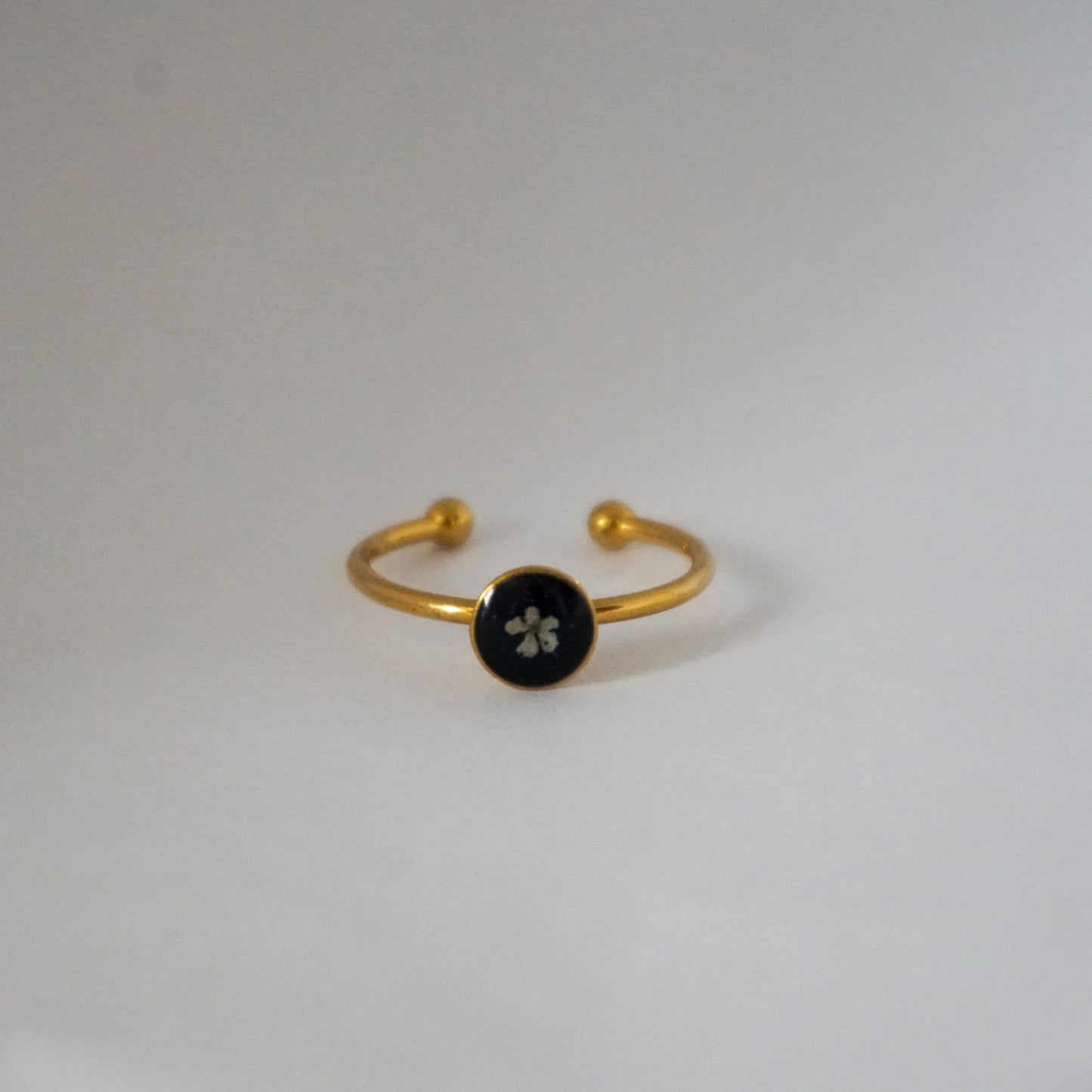 Anillo ajustable flor del cilantro fondo negro