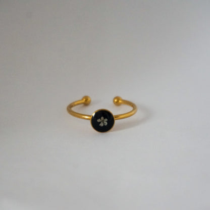 Anillo ajustable flor del cilantro fondo negro