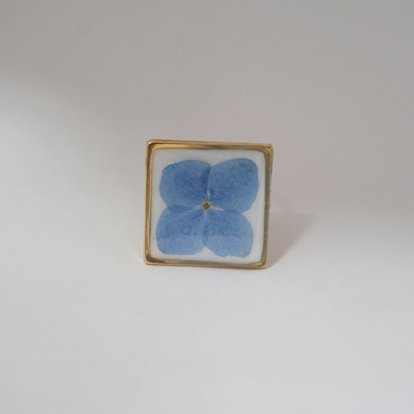 Anillo ajustable hortensia fondo blanco