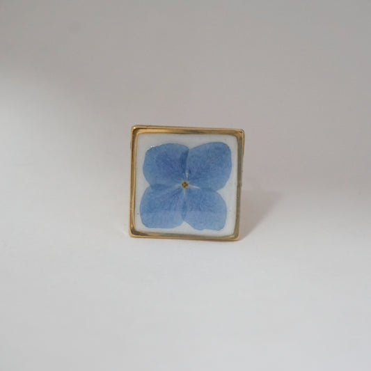 Anillo ajustable hortensia fondo blanco