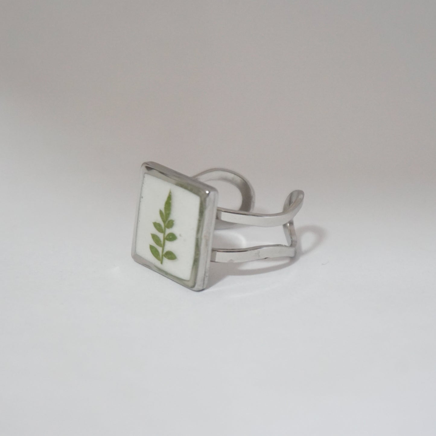 Anillo ajustable jacaranda fondo blanco