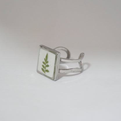 Anillo ajustable jacaranda fondo blanco
