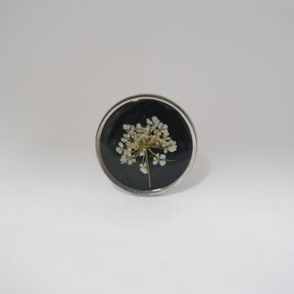 Anillo ajustable flor del cilantro fondo negro