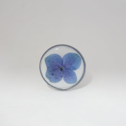 Anillo ajustable hortensia fondo blanco