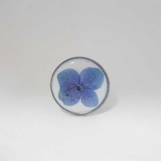Anillo ajustable hortensia fondo blanco