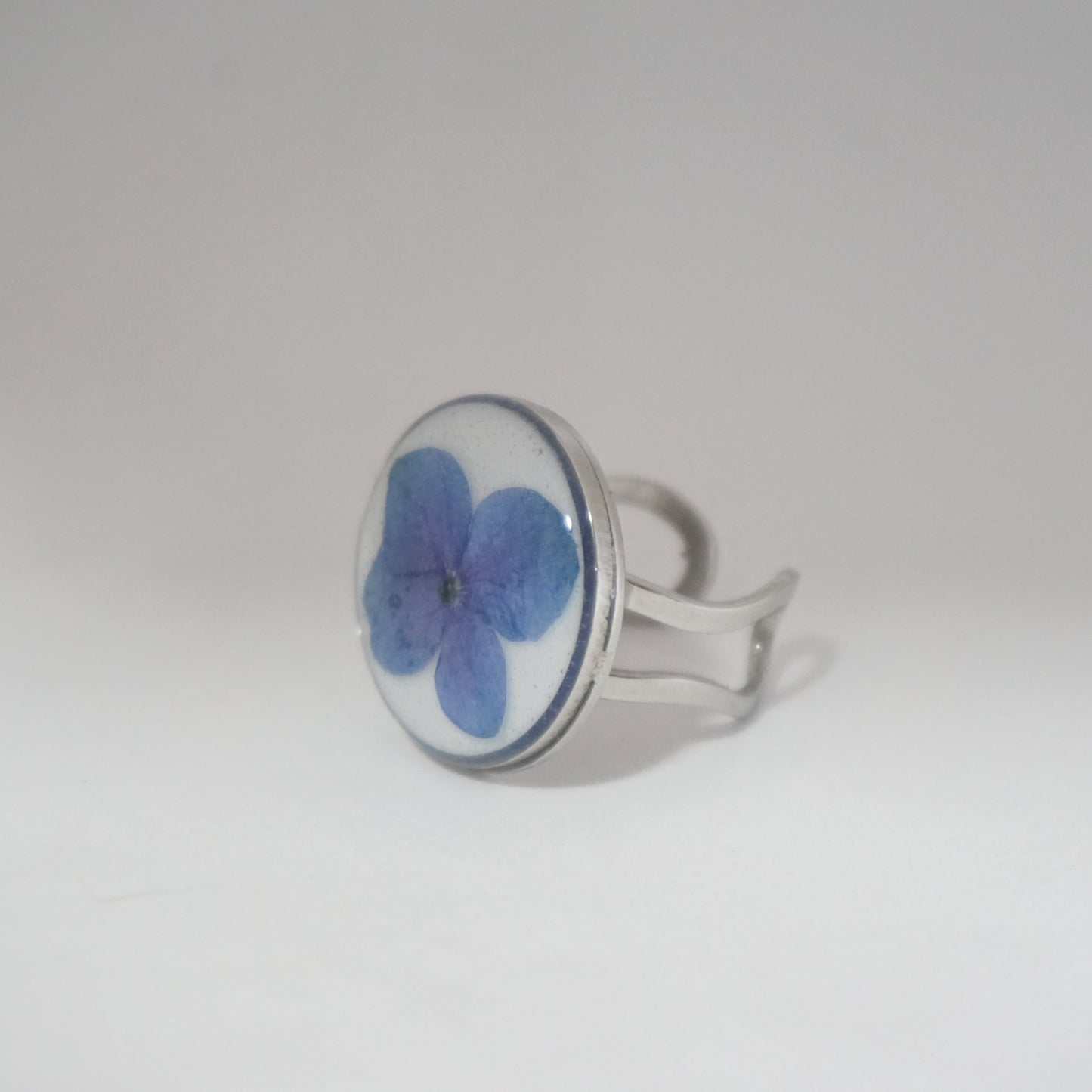 Anillo ajustable hortensia fondo blanco
