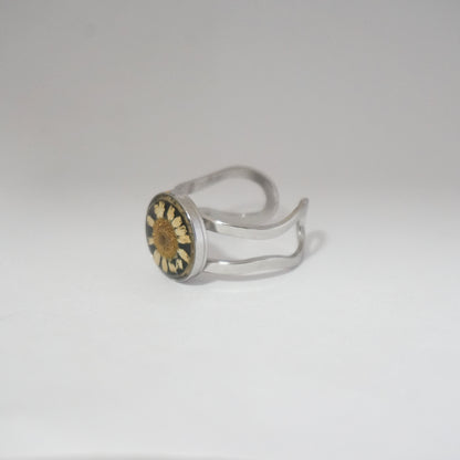 Anillo ajustable hierba de Santa María fondo negro