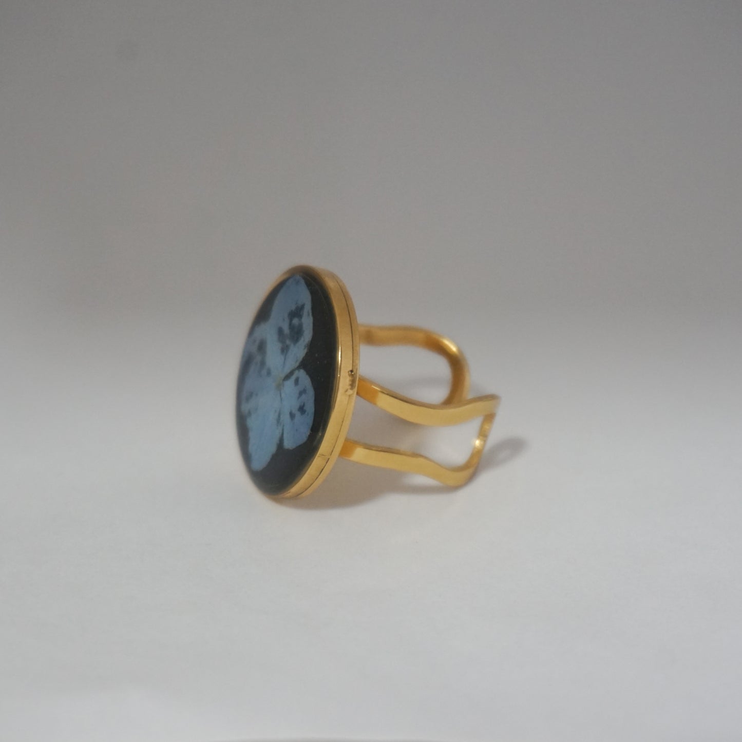 Anillo ajustable hortensia fondo negro