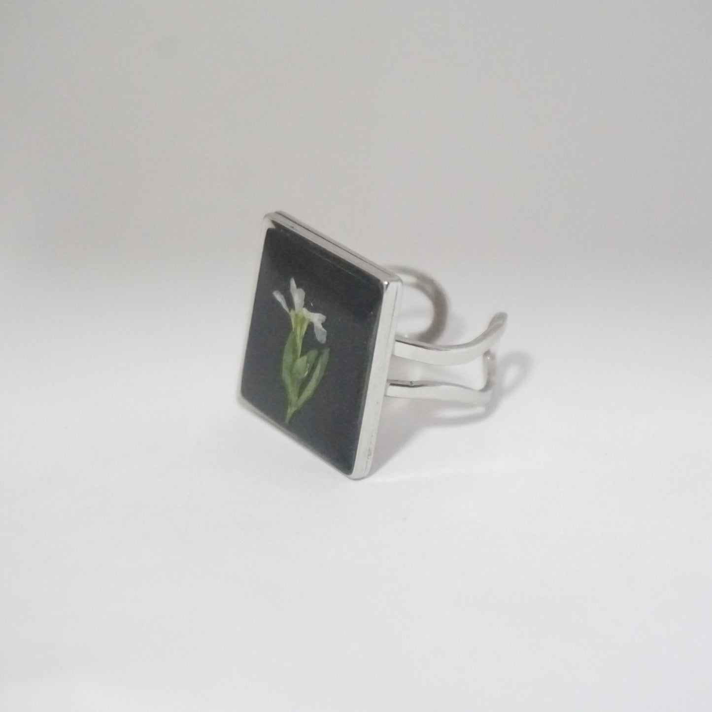 Anillo ajustable trueno de venus fondo negro