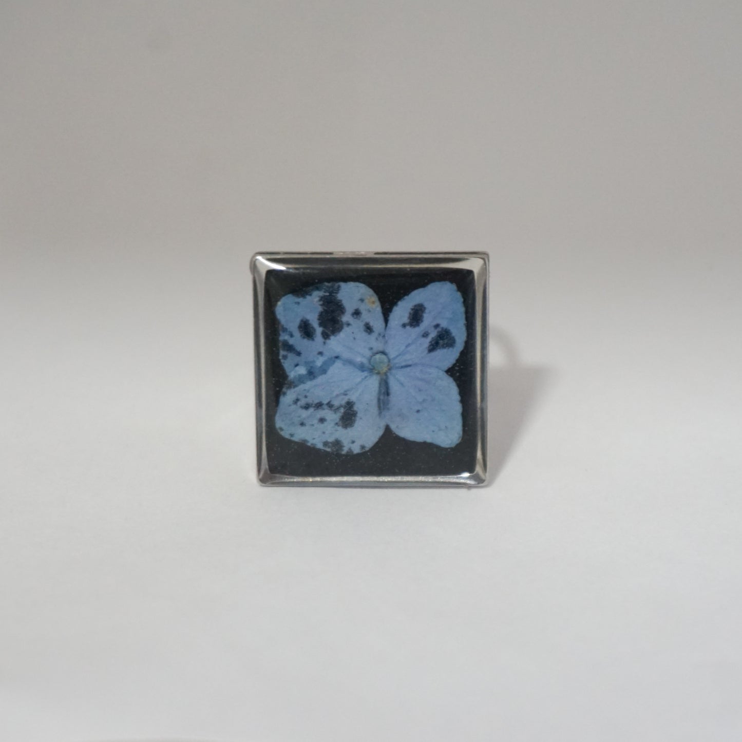 Anillo ajustable hortensia fondo negro