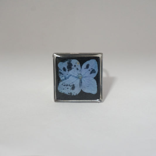 Anillo ajustable hortensia fondo negro