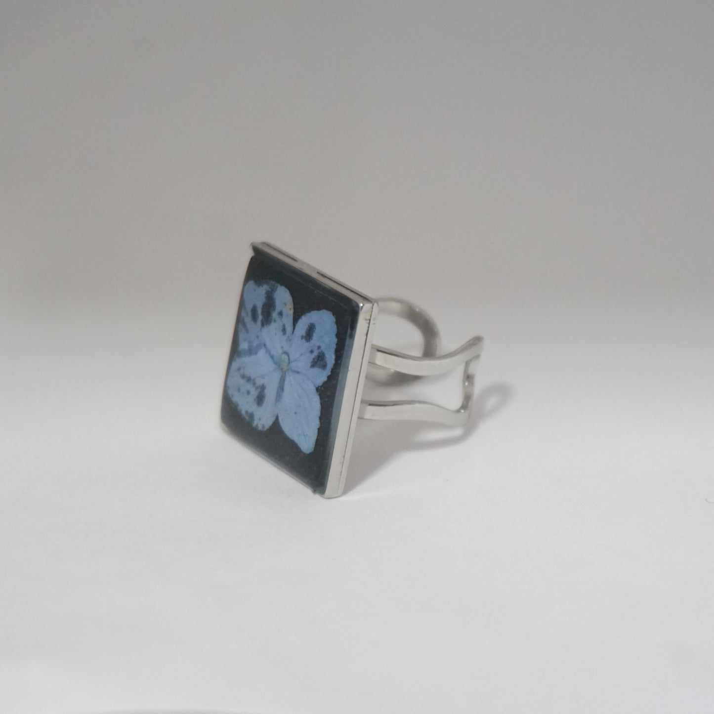 Anillo ajustable hortensia fondo negro