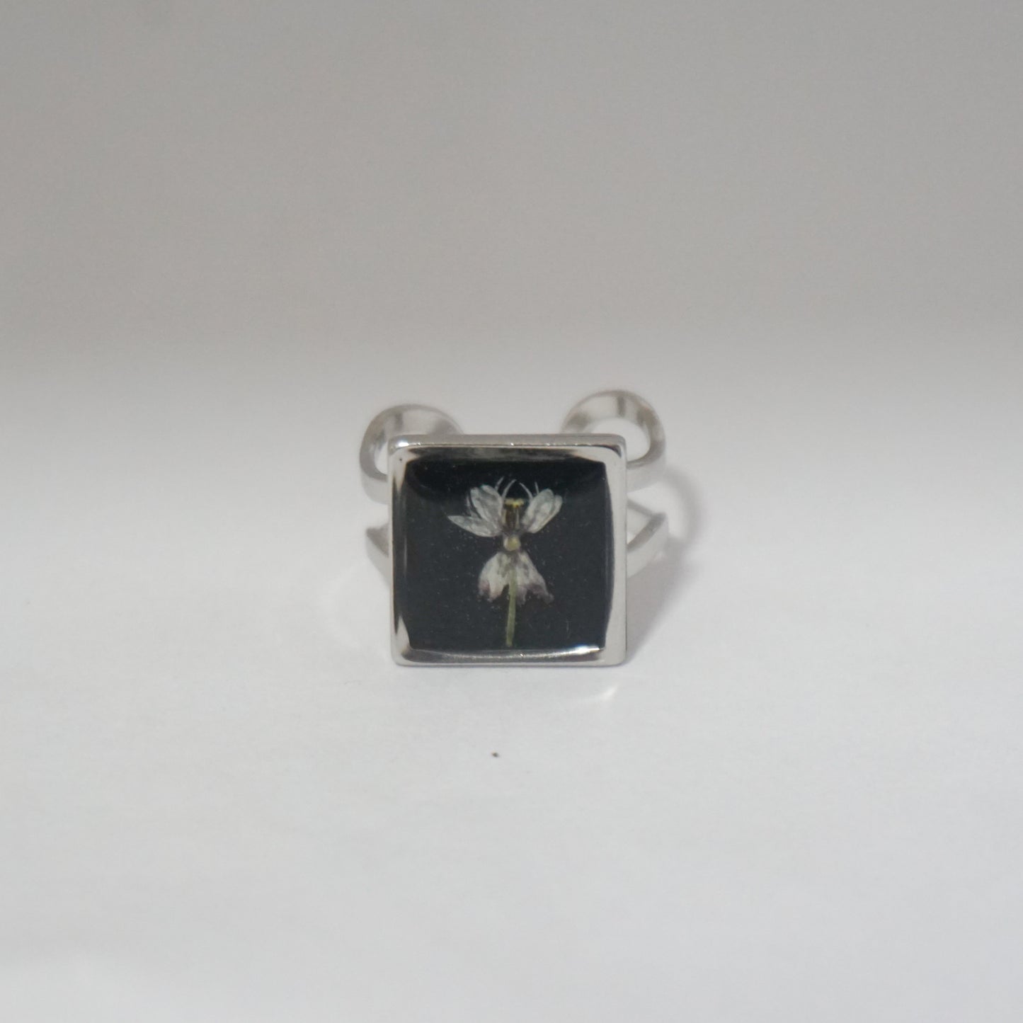 Anillo ajustable asclepia fondo negro