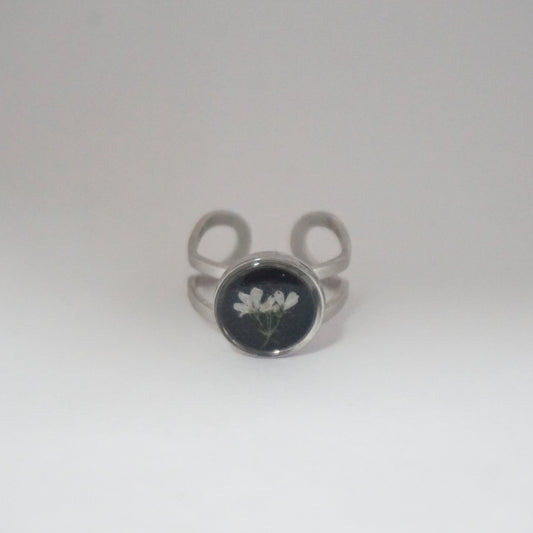 Anillo ajustable flor del cilantro fondo negro