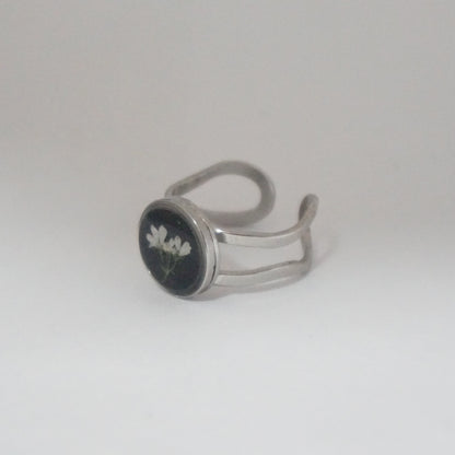 Anillo ajustable flor del cilantro fondo negro