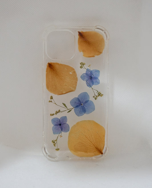 iPhone 15 Hortensias y pétalos de rosa amarillos