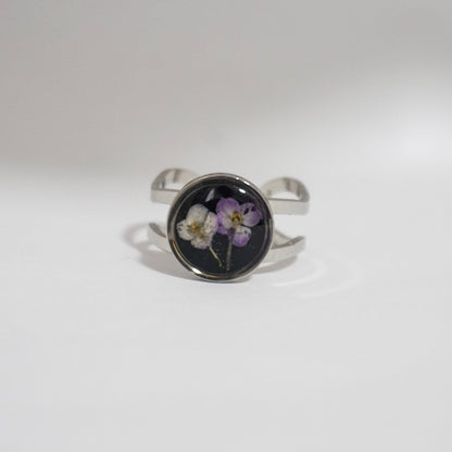 Anillo ajustable panalillo lila fondo negro