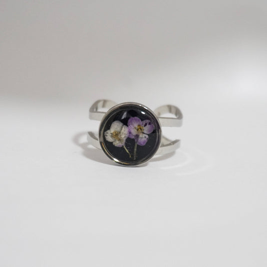 Anillo ajustable panalillo lila fondo negro