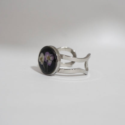 Anillo ajustable panalillo lila fondo negro