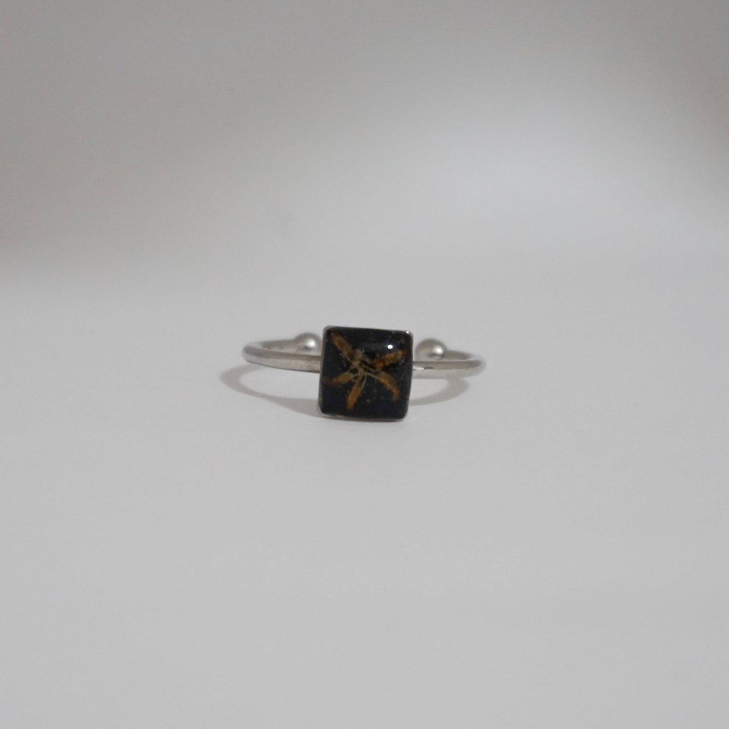 Anillo ajustable flor silvestre fondo negro
