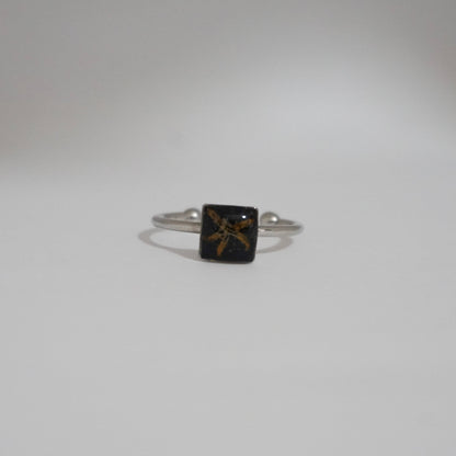 Anillo ajustable flor silvestre fondo negro