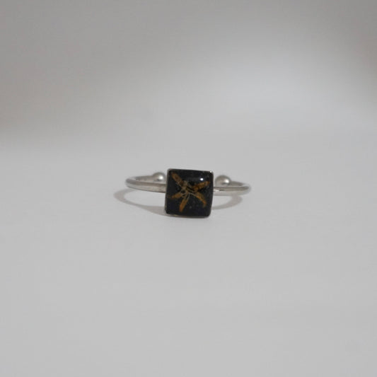 Anillo ajustable flor silvestre fondo negro