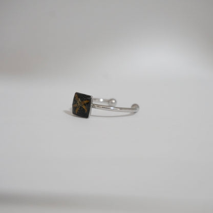Anillo ajustable flor silvestre fondo negro